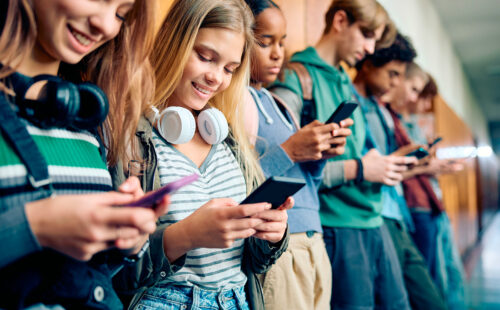 Austria, Redes sociales, Unión Europea, menores de 14 años, prohibición de redes sociales, TikTok, Instagram, Snapchat, Magnus Brunner, verificación de edad, educación digital, alfabetización mediática, protección de menores, ciberbullying, regulación de redes sociales, seguridad digital infantil