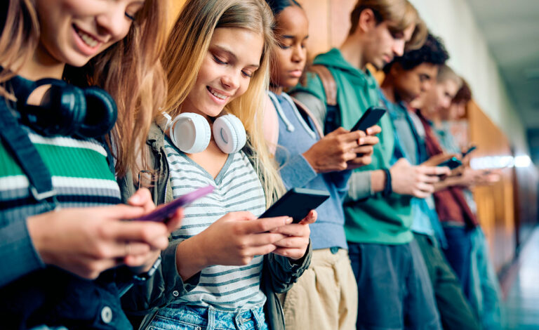 Austria, Redes sociales, Unión Europea, menores de 14 años, prohibición de redes sociales, TikTok, Instagram, Snapchat, Magnus Brunner, verificación de edad, educación digital, alfabetización mediática, protección de menores, ciberbullying, regulación de redes sociales, seguridad digital infantil