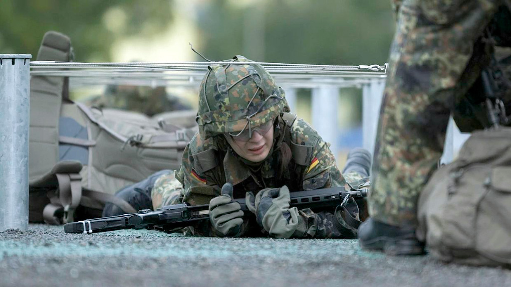 Bundeswehr, Fuerzas Armadas de Alemania, mujeres militares, reclutamiento militar Alemania, mujeres en la Bundeswehr, ejército alemán, Boris Pistorius, Nicole Schilling, OTAN, defensa alemana, soldados alemanes, personal militar Alemania, igualdad de género en el ejército, por qué hay pocas mujeres militares en Alemania, cuántas mujeres integran la Bundeswehr, reclutamiento femenino en el ejército alemán, Bundeswehr busca mujeres, mujeres en las fuerzas armadas alemanas, crisis de reclutamiento en Alemania