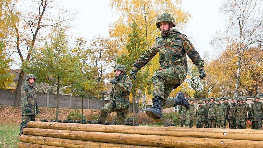 Bundeswehr, Fuerzas Armadas de Alemania, mujeres militares, reclutamiento militar Alemania, mujeres en la Bundeswehr, ejército alemán, Boris Pistorius, Nicole Schilling, OTAN, defensa alemana, soldados alemanes, personal militar Alemania, igualdad de género en el ejército, por qué hay pocas mujeres militares en Alemania, cuántas mujeres integran la Bundeswehr, reclutamiento femenino en el ejército alemán, Bundeswehr busca mujeres, mujeres en las fuerzas armadas alemanas, crisis de reclutamiento en Alemania