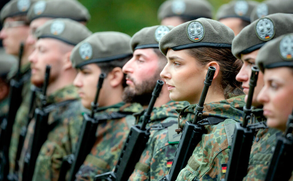 Bundeswehr, Fuerzas Armadas de Alemania, mujeres militares, reclutamiento militar Alemania, mujeres en la Bundeswehr, ejército alemán, Boris Pistorius, Nicole Schilling, OTAN, defensa alemana, soldados alemanes, personal militar Alemania, igualdad de género en el ejército, por qué hay pocas mujeres militares en Alemania, cuántas mujeres integran la Bundeswehr, reclutamiento femenino en el ejército alemán, Bundeswehr busca mujeres, mujeres en las fuerzas armadas alemanas, crisis de reclutamiento en Alemania