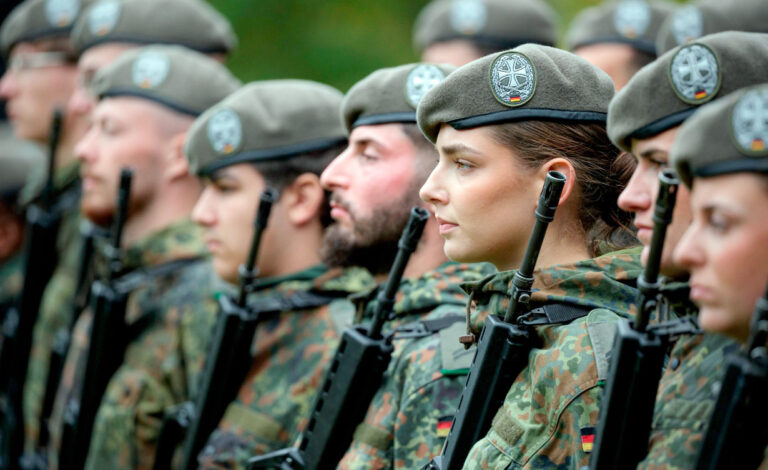 Bundeswehr, Fuerzas Armadas de Alemania, mujeres militares, reclutamiento militar Alemania, mujeres en la Bundeswehr, ejército alemán, Boris Pistorius, Nicole Schilling, OTAN, defensa alemana, soldados alemanes, personal militar Alemania, igualdad de género en el ejército, por qué hay pocas mujeres militares en Alemania, cuántas mujeres integran la Bundeswehr, reclutamiento femenino en el ejército alemán, Bundeswehr busca mujeres, mujeres en las fuerzas armadas alemanas, crisis de reclutamiento en Alemania