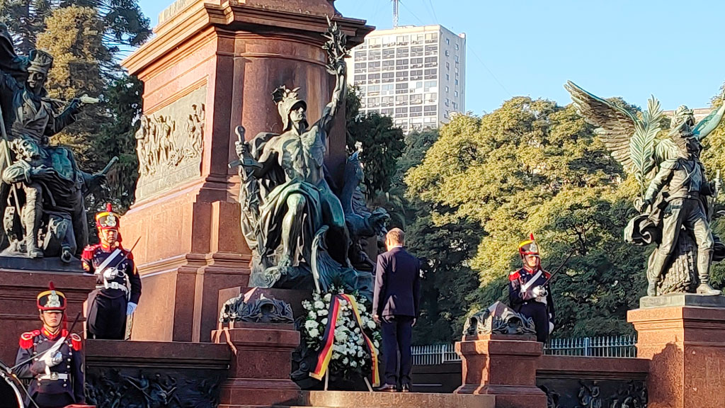 Johann Wadephul, Argentinien, Buenos Aires, Deutschland, AHK Argentinien, Mercosur, Rohstoffe, Lithium, Außenpolitik, Diplomatie, Wirtschaft, IHRA, Pablo Quirno, Friedrich Merz, River Plate, Parque de la Memoria, San Telmo, Johann Wadephul besucht Argentinien, Deutschland vertieft Beziehungen zu Argentinien, Strategische Partnerschaft Deutschland Argentinien, Deutsche Außenpolitik in Lateinamerika, Warum Deutschland auf Argentinien setzt, Wadephul Buenos Aires Reportage