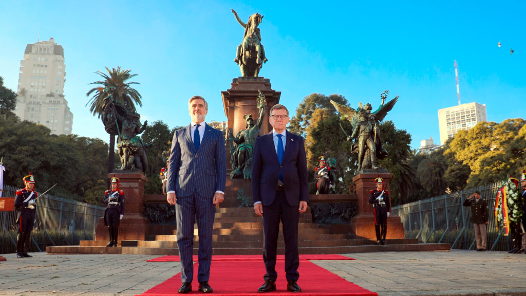 Johann Wadephul, Argentinien, Buenos Aires, Deutschland, AHK Argentinien, Mercosur, Rohstoffe, Lithium, Außenpolitik, Diplomatie, Wirtschaft, IHRA, Pablo Quirno, Friedrich Merz, River Plate, Parque de la Memoria, San Telmo, Johann Wadephul besucht Argentinien, Deutschland vertieft Beziehungen zu Argentinien, Strategische Partnerschaft Deutschland Argentinien, Deutsche Außenpolitik in Lateinamerika, Warum Deutschland auf Argentinien setzt, Wadephul Buenos Aires Reportage