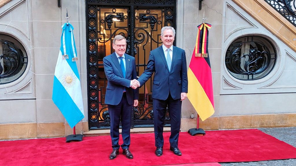 Johann Wadephul, Argentinien, Buenos Aires, Deutschland, AHK Argentinien, Mercosur, Rohstoffe, Lithium, Außenpolitik, Diplomatie, Wirtschaft, IHRA, Pablo Quirno, Friedrich Merz, River Plate, Parque de la Memoria, San Telmo, Johann Wadephul besucht Argentinien, Deutschland vertieft Beziehungen zu Argentinien, Strategische Partnerschaft Deutschland Argentinien, Deutsche Außenpolitik in Lateinamerika, Warum Deutschland auf Argentinien setzt, Wadephul Buenos Aires Reportage