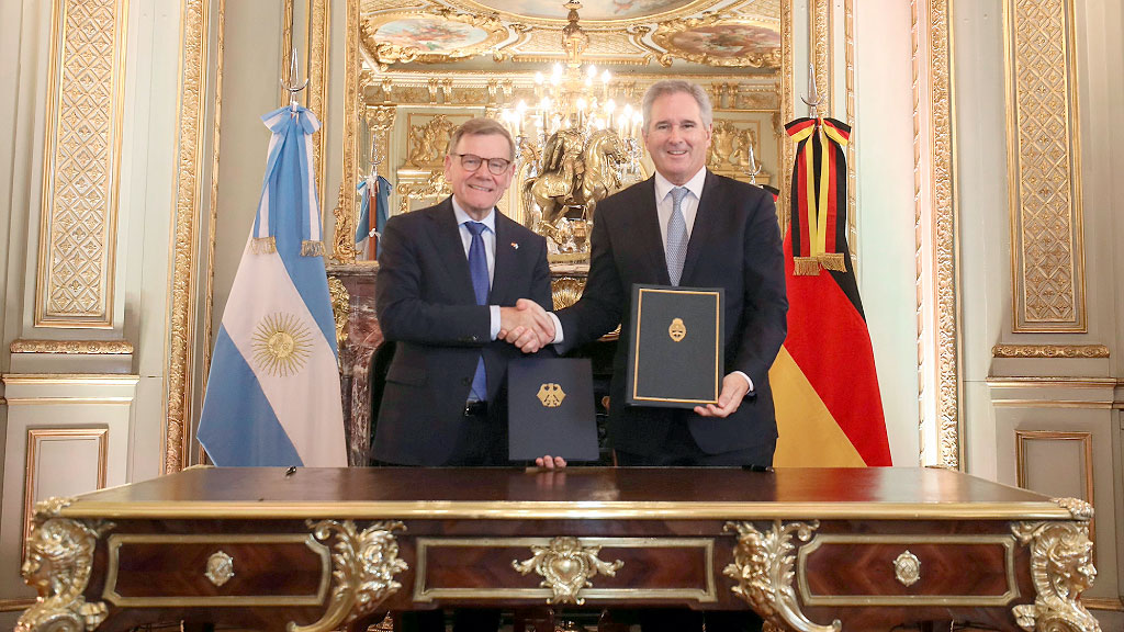 Johann Wadephul, Argentinien, Buenos Aires, Deutschland, AHK Argentinien, Mercosur, Rohstoffe, Lithium, Außenpolitik, Diplomatie, Wirtschaft, IHRA, Pablo Quirno, Friedrich Merz, River Plate, Parque de la Memoria, San Telmo, Johann Wadephul besucht Argentinien, Deutschland vertieft Beziehungen zu Argentinien, Strategische Partnerschaft Deutschland Argentinien, Deutsche Außenpolitik in Lateinamerika, Warum Deutschland auf Argentinien setzt, Wadephul Buenos Aires Reportage