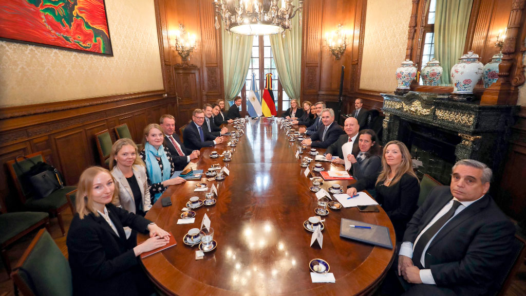 Johann Wadephul, Argentinien, Buenos Aires, Deutschland, AHK Argentinien, Mercosur, Rohstoffe, Lithium, Außenpolitik, Diplomatie, Wirtschaft, IHRA, Pablo Quirno, Friedrich Merz, River Plate, Parque de la Memoria, San Telmo, Johann Wadephul besucht Argentinien, Deutschland vertieft Beziehungen zu Argentinien, Strategische Partnerschaft Deutschland Argentinien, Deutsche Außenpolitik in Lateinamerika, Warum Deutschland auf Argentinien setzt, Wadephul Buenos Aires Reportage