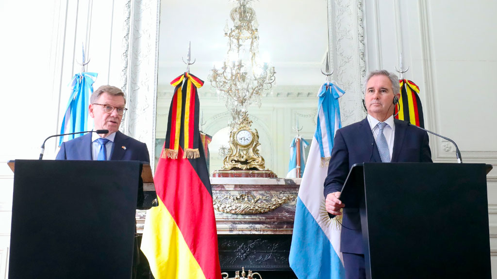Johann Wadephul, Argentinien, Buenos Aires, Deutschland, AHK Argentinien, Mercosur, Rohstoffe, Lithium, Außenpolitik, Diplomatie, Wirtschaft, IHRA, Pablo Quirno, Friedrich Merz, River Plate, Parque de la Memoria, San Telmo, Johann Wadephul besucht Argentinien, Deutschland vertieft Beziehungen zu Argentinien, Strategische Partnerschaft Deutschland Argentinien, Deutsche Außenpolitik in Lateinamerika, Warum Deutschland auf Argentinien setzt, Wadephul Buenos Aires Reportage