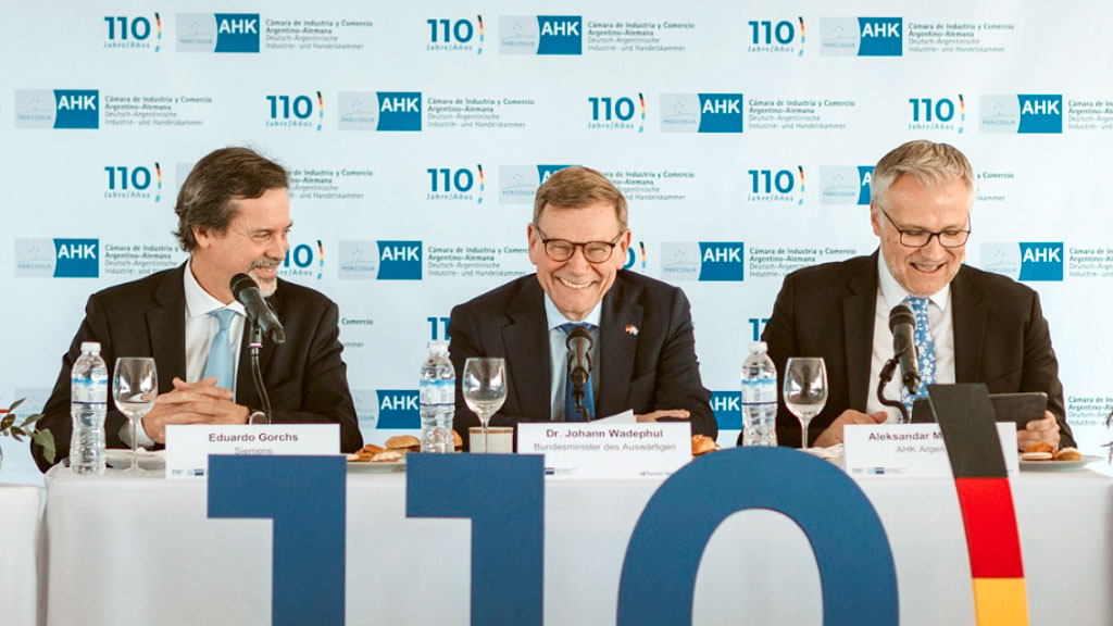 Johann Wadephul, Argentinien, Buenos Aires, Deutschland, AHK Argentinien, Mercosur, Rohstoffe, Lithium, Außenpolitik, Diplomatie, Wirtschaft, IHRA, Pablo Quirno, Friedrich Merz, River Plate, Parque de la Memoria, San Telmo, Johann Wadephul besucht Argentinien, Deutschland vertieft Beziehungen zu Argentinien, Strategische Partnerschaft Deutschland Argentinien, Deutsche Außenpolitik in Lateinamerika, Warum Deutschland auf Argentinien setzt, Wadephul Buenos Aires Reportage