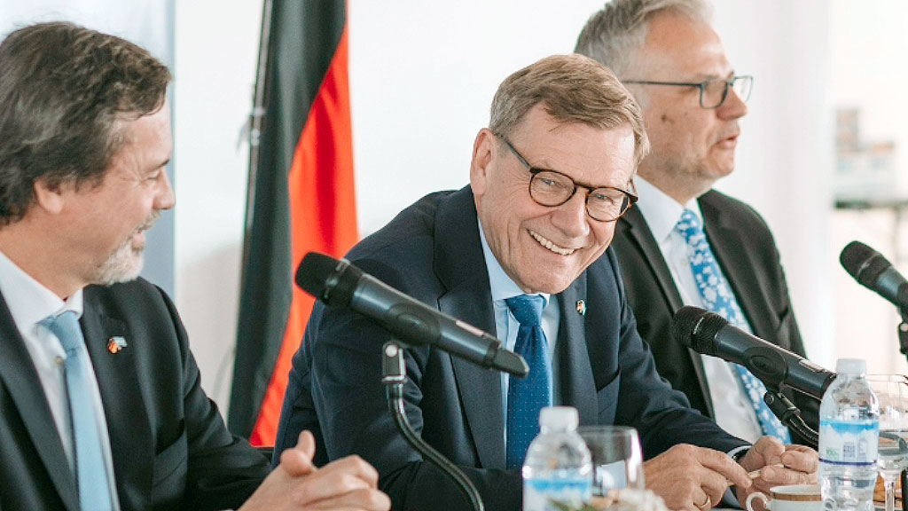 Johann Wadephul, Argentinien, Buenos Aires, Deutschland, AHK Argentinien, Mercosur, Rohstoffe, Lithium, Außenpolitik, Diplomatie, Wirtschaft, IHRA, Pablo Quirno, Friedrich Merz, River Plate, Parque de la Memoria, San Telmo, Johann Wadephul besucht Argentinien, Deutschland vertieft Beziehungen zu Argentinien, Strategische Partnerschaft Deutschland Argentinien, Deutsche Außenpolitik in Lateinamerika, Warum Deutschland auf Argentinien setzt, Wadephul Buenos Aires Reportage