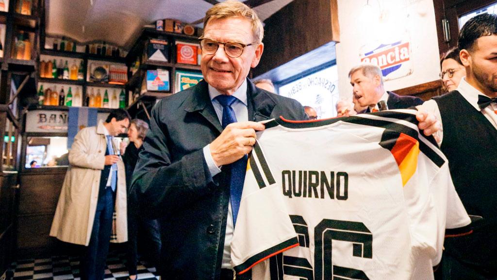 Johann Wadephul, Argentinien, Buenos Aires, Deutschland, AHK Argentinien, Mercosur, Rohstoffe, Lithium, Außenpolitik, Diplomatie, Wirtschaft, IHRA, Pablo Quirno, Friedrich Merz, River Plate, Parque de la Memoria, San Telmo, Johann Wadephul besucht Argentinien, Deutschland vertieft Beziehungen zu Argentinien, Strategische Partnerschaft Deutschland Argentinien, Deutsche Außenpolitik in Lateinamerika, Warum Deutschland auf Argentinien setzt, Wadephul Buenos Aires Reportage