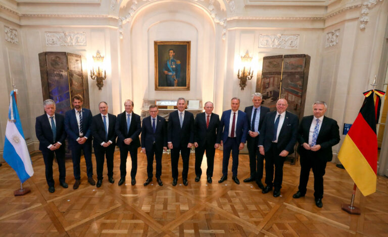 Johann Wadephul, Argentinien, Buenos Aires, Deutschland, AHK Argentinien, Mercosur, Rohstoffe, Lithium, Außenpolitik, Diplomatie, Wirtschaft, IHRA, Pablo Quirno, Friedrich Merz, River Plate, Parque de la Memoria, San Telmo, Johann Wadephul besucht Argentinien, Deutschland vertieft Beziehungen zu Argentinien, Strategische Partnerschaft Deutschland Argentinien, Deutsche Außenpolitik in Lateinamerika, Warum Deutschland auf Argentinien setzt, Wadephul Buenos Aires Reportage