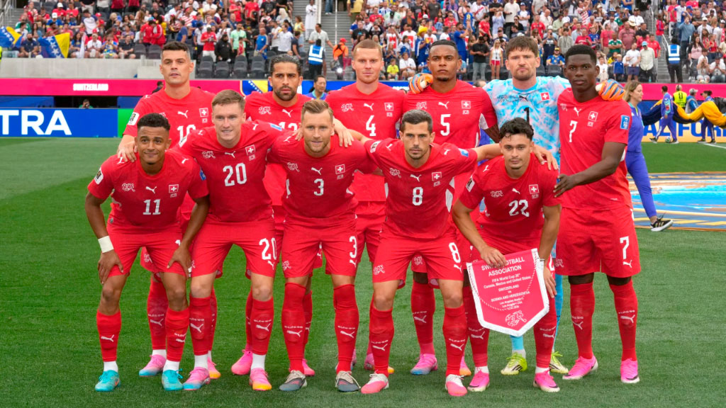 Selección de Suiza, Granit Xhaka, Murat Yakin, selección suiza de fútbol, Suiza en el Mundial 2026, Suiza Mundial 2026, la Nati, Granit Xhaka, Murat Yakin, fútbol suizo, Selección de Suiza historia, Suiza cuartos de final, Suiza Argentina Mundial 2026, Suiza en los Mundiales, generación de Granit Xhaka, formación juvenil en Suiza, cantera del fútbol suizo, Asociación Suiza de Fútbol, Bundesliga y fútbol suizo, futbolistas suizos en la Bundesliga, multiculturalidad en la selección suiza, Breel Embolo, Johan Manzambi, Gregor Kobel, Ardon Jashari, Ricardo Rodríguez, desarrollo del fútbol suizo, Mundial sub-17 de 2009, Suiza sub-17, recambio generacional de Suiza, sistema de formación suizo, selecciones europeas, Mundial de fútbol 2026, cómo Suiza llegó a la élite del fútbol mundial, por qué creció la Selección de Suiza, el camino de Suiza hacia los cuartos de final, influencia de la Bundesliga en la Selección de Suiza, cómo funciona la formación juvenil del fútbol suizo, por qué Suiza dejó de ser una sorpresa, la mejor actuación de Suiza desde 1954, qué cambió en el fútbol suizo, historia de Granit Xhaka con la selección, multiculturalidad en el fútbol de Suiza