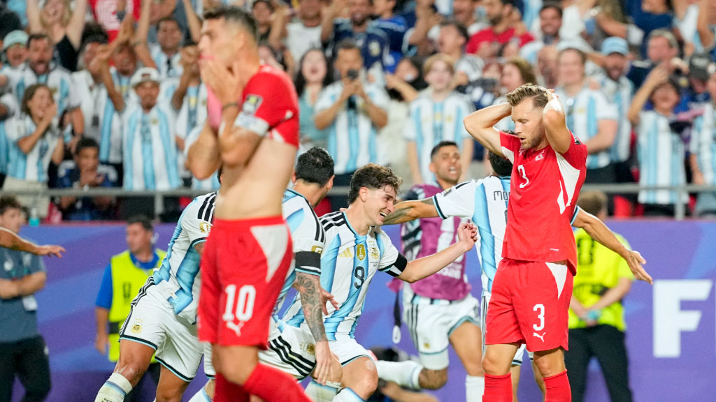 Selección de Suiza, Granit Xhaka, Murat Yakin, selección suiza de fútbol, Suiza en el Mundial 2026, Suiza Mundial 2026, la Nati, Granit Xhaka, Murat Yakin, fútbol suizo, Selección de Suiza historia, Suiza cuartos de final, Suiza Argentina Mundial 2026, Suiza en los Mundiales, generación de Granit Xhaka, formación juvenil en Suiza, cantera del fútbol suizo, Asociación Suiza de Fútbol, Bundesliga y fútbol suizo, futbolistas suizos en la Bundesliga, multiculturalidad en la selección suiza, Breel Embolo, Johan Manzambi, Gregor Kobel, Ardon Jashari, Ricardo Rodríguez, desarrollo del fútbol suizo, Mundial sub-17 de 2009, Suiza sub-17, recambio generacional de Suiza, sistema de formación suizo, selecciones europeas, Mundial de fútbol 2026, cómo Suiza llegó a la élite del fútbol mundial, por qué creció la Selección de Suiza, el camino de Suiza hacia los cuartos de final, influencia de la Bundesliga en la Selección de Suiza, cómo funciona la formación juvenil del fútbol suizo, por qué Suiza dejó de ser una sorpresa, la mejor actuación de Suiza desde 1954, qué cambió en el fútbol suizo, historia de Granit Xhaka con la selección, multiculturalidad en el fútbol de Suiza
