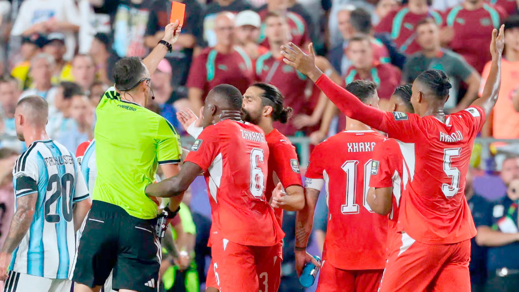 Selección de Suiza, Granit Xhaka, Murat Yakin, selección suiza de fútbol, Suiza en el Mundial 2026, Suiza Mundial 2026, la Nati, Granit Xhaka, Murat Yakin, fútbol suizo, Selección de Suiza historia, Suiza cuartos de final, Suiza Argentina Mundial 2026, Suiza en los Mundiales, generación de Granit Xhaka, formación juvenil en Suiza, cantera del fútbol suizo, Asociación Suiza de Fútbol, Bundesliga y fútbol suizo, futbolistas suizos en la Bundesliga, multiculturalidad en la selección suiza, Breel Embolo, Johan Manzambi, Gregor Kobel, Ardon Jashari, Ricardo Rodríguez, desarrollo del fútbol suizo, Mundial sub-17 de 2009, Suiza sub-17, recambio generacional de Suiza, sistema de formación suizo, selecciones europeas, Mundial de fútbol 2026, cómo Suiza llegó a la élite del fútbol mundial, por qué creció la Selección de Suiza, el camino de Suiza hacia los cuartos de final, influencia de la Bundesliga en la Selección de Suiza, cómo funciona la formación juvenil del fútbol suizo, por qué Suiza dejó de ser una sorpresa, la mejor actuación de Suiza desde 1954, qué cambió en el fútbol suizo, historia de Granit Xhaka con la selección, multiculturalidad en el fútbol de Suiza