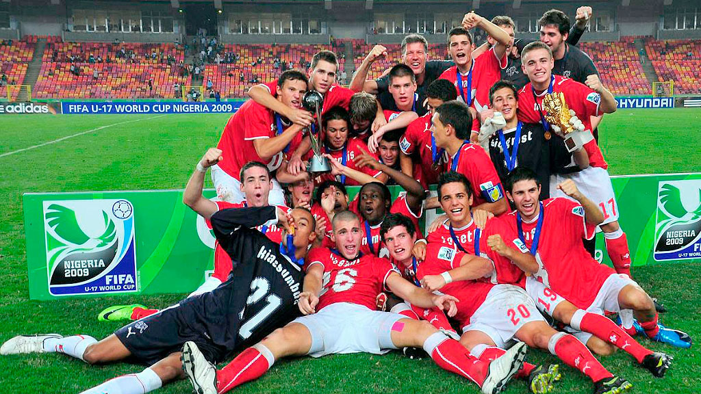 Selección de Suiza, Granit Xhaka, Murat Yakin, selección suiza de fútbol, Suiza en el Mundial 2026, Suiza Mundial 2026, la Nati, Granit Xhaka, Murat Yakin, fútbol suizo, Selección de Suiza historia, Suiza cuartos de final, Suiza Argentina Mundial 2026, Suiza en los Mundiales, generación de Granit Xhaka, formación juvenil en Suiza, cantera del fútbol suizo, Asociación Suiza de Fútbol, Bundesliga y fútbol suizo, futbolistas suizos en la Bundesliga, multiculturalidad en la selección suiza, Breel Embolo, Johan Manzambi, Gregor Kobel, Ardon Jashari, Ricardo Rodríguez, desarrollo del fútbol suizo, Mundial sub-17 de 2009, Suiza sub-17, recambio generacional de Suiza, sistema de formación suizo, selecciones europeas, Mundial de fútbol 2026, cómo Suiza llegó a la élite del fútbol mundial, por qué creció la Selección de Suiza, el camino de Suiza hacia los cuartos de final, influencia de la Bundesliga en la Selección de Suiza, cómo funciona la formación juvenil del fútbol suizo, por qué Suiza dejó de ser una sorpresa, la mejor actuación de Suiza desde 1954, qué cambió en el fútbol suizo, historia de Granit Xhaka con la selección, multiculturalidad en el fútbol de Suiza