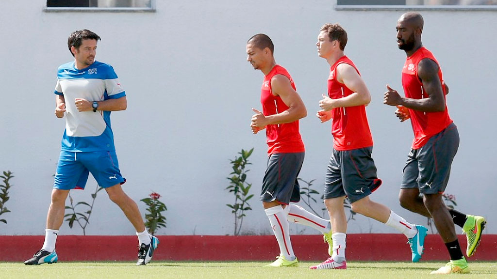 Selección de Suiza, Granit Xhaka, Murat Yakin, selección suiza de fútbol, Suiza en el Mundial 2026, Suiza Mundial 2026, la Nati, Granit Xhaka, Murat Yakin, fútbol suizo, Selección de Suiza historia, Suiza cuartos de final, Suiza Argentina Mundial 2026, Suiza en los Mundiales, generación de Granit Xhaka, formación juvenil en Suiza, cantera del fútbol suizo, Asociación Suiza de Fútbol, Bundesliga y fútbol suizo, futbolistas suizos en la Bundesliga, multiculturalidad en la selección suiza, Breel Embolo, Johan Manzambi, Gregor Kobel, Ardon Jashari, Ricardo Rodríguez, desarrollo del fútbol suizo, Mundial sub-17 de 2009, Suiza sub-17, recambio generacional de Suiza, sistema de formación suizo, selecciones europeas, Mundial de fútbol 2026, cómo Suiza llegó a la élite del fútbol mundial, por qué creció la Selección de Suiza, el camino de Suiza hacia los cuartos de final, influencia de la Bundesliga en la Selección de Suiza, cómo funciona la formación juvenil del fútbol suizo, por qué Suiza dejó de ser una sorpresa, la mejor actuación de Suiza desde 1954, qué cambió en el fútbol suizo, historia de Granit Xhaka con la selección, multiculturalidad en el fútbol de Suiza