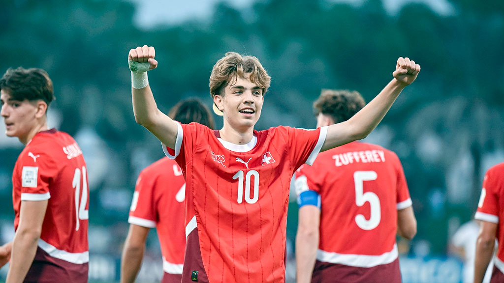 Selección de Suiza, Granit Xhaka, Murat Yakin, selección suiza de fútbol, Suiza en el Mundial 2026, Suiza Mundial 2026, la Nati, Granit Xhaka, Murat Yakin, fútbol suizo, Selección de Suiza historia, Suiza cuartos de final, Suiza Argentina Mundial 2026, Suiza en los Mundiales, generación de Granit Xhaka, formación juvenil en Suiza, cantera del fútbol suizo, Asociación Suiza de Fútbol, Bundesliga y fútbol suizo, futbolistas suizos en la Bundesliga, multiculturalidad en la selección suiza, Breel Embolo, Johan Manzambi, Gregor Kobel, Ardon Jashari, Ricardo Rodríguez, desarrollo del fútbol suizo, Mundial sub-17 de 2009, Suiza sub-17, recambio generacional de Suiza, sistema de formación suizo, selecciones europeas, Mundial de fútbol 2026, cómo Suiza llegó a la élite del fútbol mundial, por qué creció la Selección de Suiza, el camino de Suiza hacia los cuartos de final, influencia de la Bundesliga en la Selección de Suiza, cómo funciona la formación juvenil del fútbol suizo, por qué Suiza dejó de ser una sorpresa, la mejor actuación de Suiza desde 1954, qué cambió en el fútbol suizo, historia de Granit Xhaka con la selección, multiculturalidad en el fútbol de Suiza