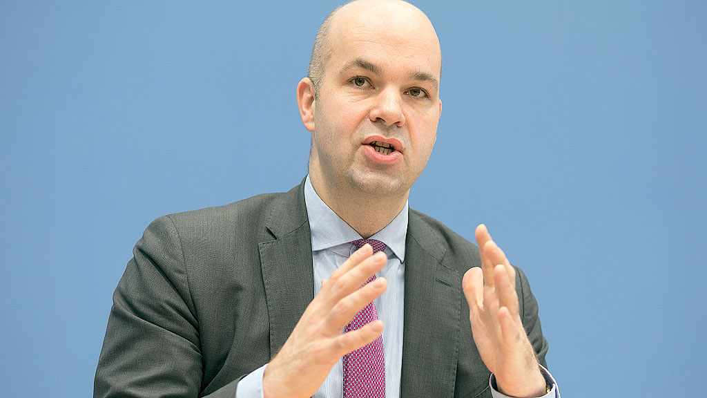 Friedrich Merz, reformas económicas, Alemania, Gobierno alemán, CDU, SPD, Marcel Fratzscher, Clemens Fuest, Achim Wambach, Instituto Ifo, DIW, ZEW, Mercado laboral, Política económica, Crecimiento económico, Inversiones, Friedrich Merz presentó un paquete de reformas, Reformas económicas del Gobierno alemán, Economistas critican el plan de Merz, Alemania busca salir del estancamiento económico, La economía alemana necesita recuperar la confianza, Qué propone el paquete de reformas de Merz