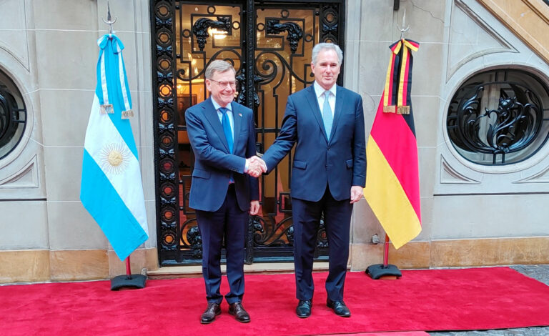 Johann Wadephul, Alemania, Argentina, Relaciones Argentina-Alemania, Embajada de Alemania, Pablo Quirno, Alemania, Argentina, Unión Europea-Mercosur, Minerales críticos, IHRA, Plaza San Martín, Palacio San Martín, Diplomacia, Relaciones exteriores, Comunidad alemana, Cámara Argentino-Alemana, Dieter Lamlé, Johann Wadephul visita Argentina, Alemania fortalece relaciones con Argentina, Alemania y Argentina minerales críticos, Memorándum Alemania Argentina, Wadephul Palacio San Martín, Alemania apoya acuerdo Mercosur Unión Europea, Alemania respalda ingreso argentino a la OCDE, Relaciones diplomáticas entre Alemania y Argentina, Visita oficial del canciller alemán a Buenos Aires