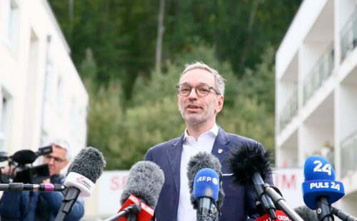 Austria, Herbert Kickl, FPÖ, FPÖ Austria, Herbert Kickl, encuesta electoral en Austria, intención de voto en Austria, ultraderecha austríaca, gobierno de Austria, ajuste fiscal en Austria, crisis económica en Austria, inflación en Austria, desconfianza política en Austria, ÖVP y SPÖ, elecciones en Austria, coalición austríaca, Christian Stocker, elecciones austríacas de 2029