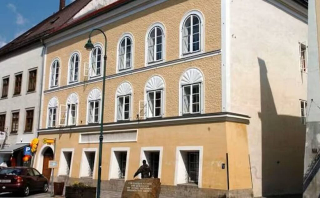 Adolf Hitler, Braunau am Inn, Austria, comisaría