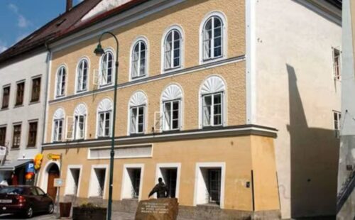 Adolf Hitler, Braunau am Inn, Austria, comisaría