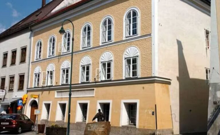 Adolf Hitler, Braunau am Inn, Austria, comisaría