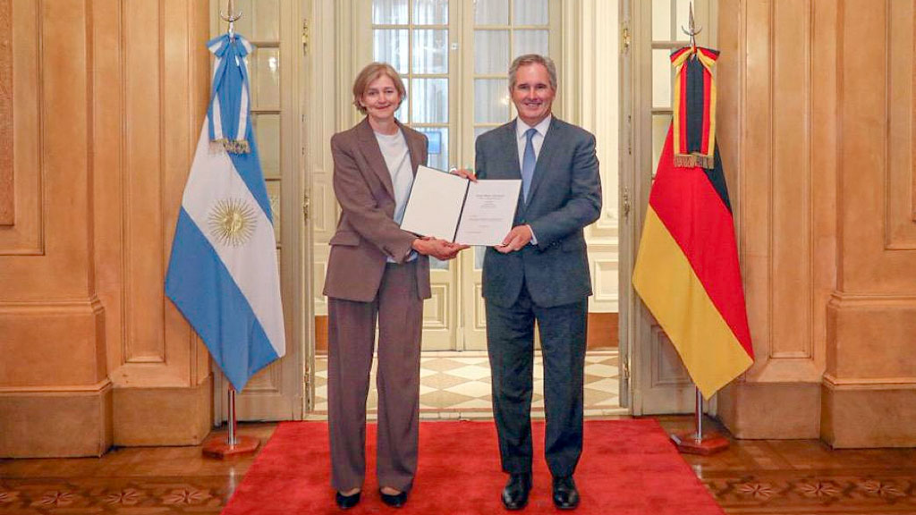 Embajada de Alemania, Catalina Cullas, Argentina, embajadora de Alemania, nueva embajadora de Alemania, Embajada de Alemania en Buenos Aires, Catalina Cullas Argentina, relaciones entre Alemania y Argentina, cooperación bilateral, Unión Europea Mercosur, acuerdo UE-Mercosur, comunidad alemana, cultura alemana, diplomacia alemana, Ministerio de Relaciones Exteriores de Alemania, Buenos Aires, Alemania, Argentina, video Embajada de Alemania, Instagram Embajada de Alemania, diplomacia cultural, quién es Catalina Cullas, nueva embajadora de Alemania en Argentina, Catalina Cullas tomó posesión en Buenos Aires, Embajada de Alemania presentó a su nueva embajadora, Catalina Cullas habló del mate y del "che", prioridades de la nueva embajadora alemana, Alemania fortalece la relación con Argentina, video de presentación de la embajadora alemana
