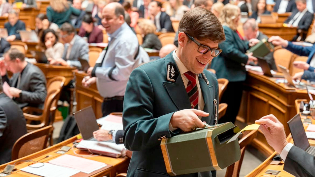 Suiza, Confianza institucional, Democracia directa, modelo político suizo, democracia directa en Suiza, sistema político de Suiza, confianza en el Gobierno suizo, instituciones públicas de Suiza, participación ciudadana en Suiza, estabilidad política de Suiza, Suiza como ejemplo para Europa, modelo suizo en Europa, fortaleza institucional de Suiza, Gobierno de concordancia, Consejo Federal suizo, federalismo suizo, referendos en Suiza, confianza en la democracia, confianza ciudadana, OCDE confianza institucional, política suiza, instituciones suizas, democracia suiza, estabilidad económica de Suiza, principio de milicia suizo, prestigio internacional de Suiza, relación entre Suiza y Europa, confianza en las instituciones públicas, por qué los suizos confían en su Gobierno, cómo funciona la democracia directa en Suiza, por qué Suiza es políticamente estable, qué países tienen mayor confianza institucional, cómo fortalece Suiza sus instituciones, por qué el modelo suizo interesa en Europa, diferencias entre el sistema político suizo y el argentino, cómo participa la ciudadanía en la política suiza