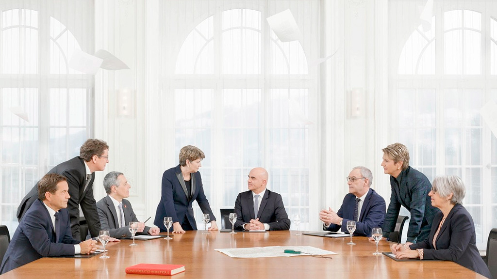 Suiza, Confianza institucional, Democracia directa, modelo político suizo, democracia directa en Suiza, sistema político de Suiza, confianza en el Gobierno suizo, instituciones públicas de Suiza, participación ciudadana en Suiza, estabilidad política de Suiza, Suiza como ejemplo para Europa, modelo suizo en Europa, fortaleza institucional de Suiza, Gobierno de concordancia, Consejo Federal suizo, federalismo suizo, referendos en Suiza, confianza en la democracia, confianza ciudadana, OCDE confianza institucional, política suiza, instituciones suizas, democracia suiza, estabilidad económica de Suiza, principio de milicia suizo, prestigio internacional de Suiza, relación entre Suiza y Europa, confianza en las instituciones públicas, por qué los suizos confían en su Gobierno, cómo funciona la democracia directa en Suiza, por qué Suiza es políticamente estable, qué países tienen mayor confianza institucional, cómo fortalece Suiza sus instituciones, por qué el modelo suizo interesa en Europa, diferencias entre el sistema político suizo y el argentino, cómo participa la ciudadanía en la política suiza