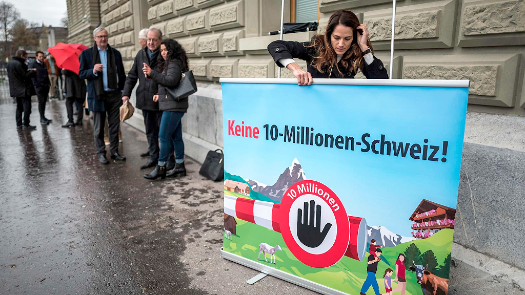 Suiza, Confianza institucional, Democracia directa, modelo político suizo, democracia directa en Suiza, sistema político de Suiza, confianza en el Gobierno suizo, instituciones públicas de Suiza, participación ciudadana en Suiza, estabilidad política de Suiza, Suiza como ejemplo para Europa, modelo suizo en Europa, fortaleza institucional de Suiza, Gobierno de concordancia, Consejo Federal suizo, federalismo suizo, referendos en Suiza, confianza en la democracia, confianza ciudadana, OCDE confianza institucional, política suiza, instituciones suizas, democracia suiza, estabilidad económica de Suiza, principio de milicia suizo, prestigio internacional de Suiza, relación entre Suiza y Europa, confianza en las instituciones públicas, por qué los suizos confían en su Gobierno, cómo funciona la democracia directa en Suiza, por qué Suiza es políticamente estable, qué países tienen mayor confianza institucional, cómo fortalece Suiza sus instituciones, por qué el modelo suizo interesa en Europa, diferencias entre el sistema político suizo y el argentino, cómo participa la ciudadanía en la política suiza