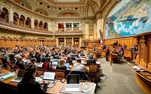 Suiza, Confianza institucional, Democracia directa, modelo político suizo, democracia directa en Suiza, sistema político de Suiza, confianza en el Gobierno suizo, instituciones públicas de Suiza, participación ciudadana en Suiza, estabilidad política de Suiza, Suiza como ejemplo para Europa, modelo suizo en Europa, fortaleza institucional de Suiza, Gobierno de concordancia, Consejo Federal suizo, federalismo suizo, referendos en Suiza, confianza en la democracia, confianza ciudadana, OCDE confianza institucional, política suiza, instituciones suizas, democracia suiza, estabilidad económica de Suiza, principio de milicia suizo, prestigio internacional de Suiza, relación entre Suiza y Europa, confianza en las instituciones públicas, por qué los suizos confían en su Gobierno, cómo funciona la democracia directa en Suiza, por qué Suiza es políticamente estable, qué países tienen mayor confianza institucional, cómo fortalece Suiza sus instituciones, por qué el modelo suizo interesa en Europa, diferencias entre el sistema político suizo y el argentino, cómo participa la ciudadanía en la política suiza