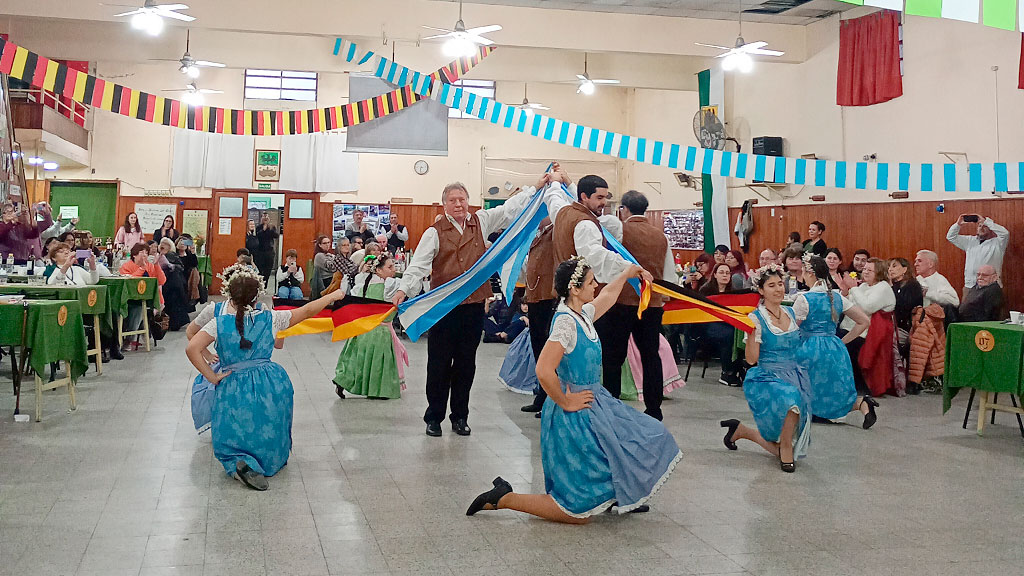 Tanzgruppe Heimatland, danza, encuentro comunitario, Comunidad alemán-argentina, Tradiciones alemanas, Cultura alemana, Club Juventud del Sud, Die lustigen Musikanten, Folklore alemán, Aniversario, Colectividad alemana, 21° aniversario de Tanzgruppe Heimatland, grupo de danzas alemanas Heimatland, celebración de la cultura alemana en Argentina, danzas tradicionales alemanas en Argentina, comunidad alemana y tradiciones culturales