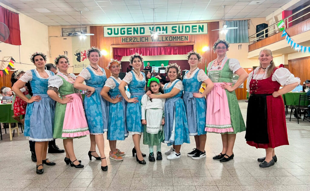 Tanzgruppe Heimatland, danza, encuentro comunitario, Comunidad alemán-argentina, Tradiciones alemanas, Cultura alemana, Club Juventud del Sud, Die lustigen Musikanten, Folklore alemán, Aniversario, Colectividad alemana, 21° aniversario de Tanzgruppe Heimatland, grupo de danzas alemanas Heimatland, celebración de la cultura alemana en Argentina, danzas tradicionales alemanas en Argentina, comunidad alemana y tradiciones culturales