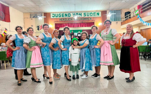 Tanzgruppe Heimatland, danza, encuentro comunitario, Comunidad alemán-argentina, Tradiciones alemanas, Cultura alemana, Club Juventud del Sud, Die lustigen Musikanten, Folklore alemán, Aniversario, Colectividad alemana, 21° aniversario de Tanzgruppe Heimatland, grupo de danzas alemanas Heimatland, celebración de la cultura alemana en Argentina, danzas tradicionales alemanas en Argentina, comunidad alemana y tradiciones culturales