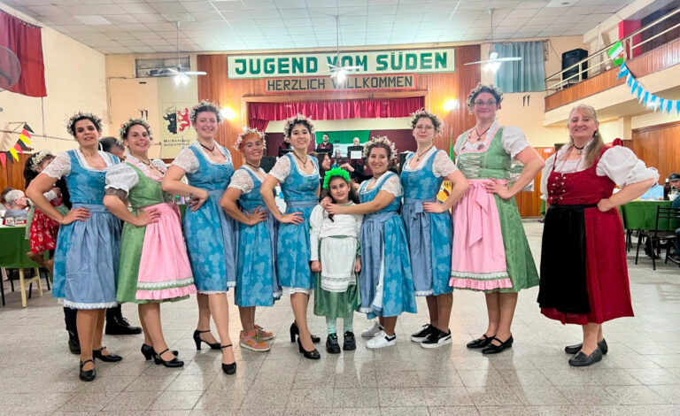 Tanzgruppe Heimatland, danza, encuentro comunitario, Comunidad alemán-argentina, Tradiciones alemanas, Cultura alemana, Club Juventud del Sud, Die lustigen Musikanten, Folklore alemán, Aniversario, Colectividad alemana, 21° aniversario de Tanzgruppe Heimatland, grupo de danzas alemanas Heimatland, celebración de la cultura alemana en Argentina, danzas tradicionales alemanas en Argentina, comunidad alemana y tradiciones culturales