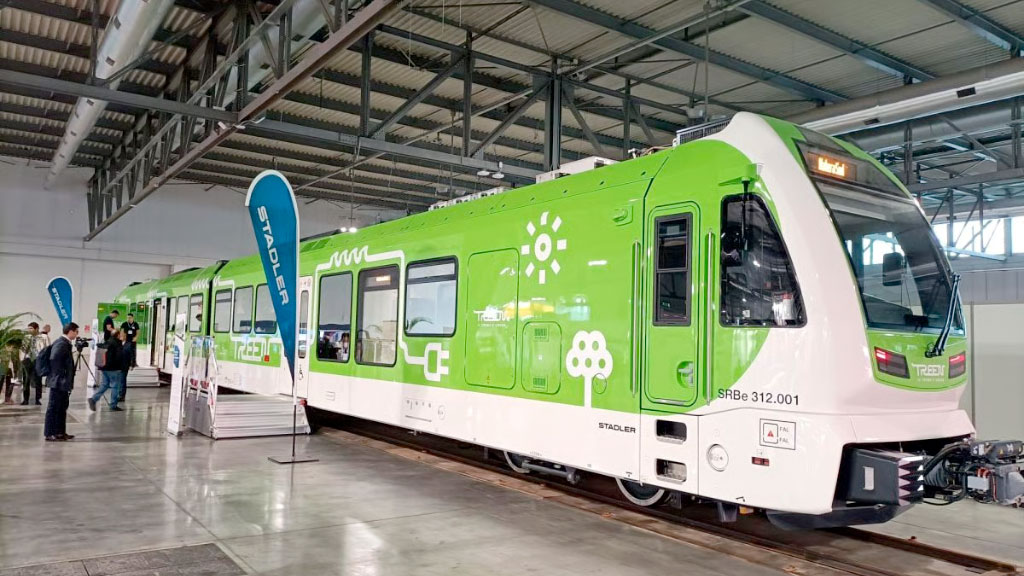 tren de hidrógeno, Stadler, Suiza, Cerdeña, ARST, Hidrógeno verde, Movilidad sostenible, Ferrocarriles, Innovación ferroviaria, Transporte ferroviario, Italia, Primer tren de hidrógeno de vía estrecha, Tren de hidrógeno de Stadler, Hidrógeno verde en ferrocarriles, Cómo funciona un tren de hidrógeno, Trenes sin emisiones, Ferrocarriles sostenibles en Europa, Tecnología ferroviaria suiza, Innovación ferroviaria en Suiza