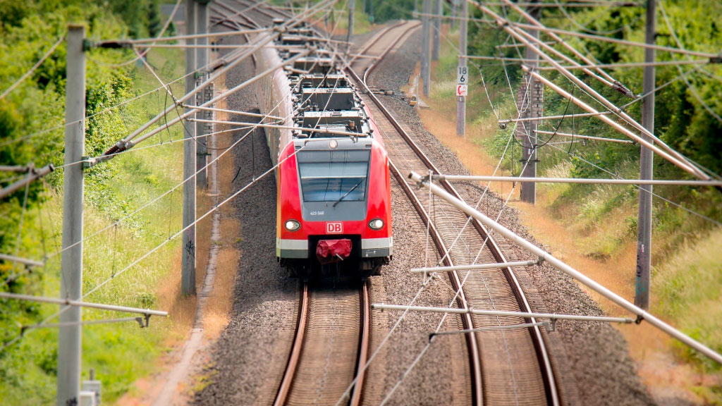 tren de hidrógeno, Stadler, Suiza, Cerdeña, ARST, Hidrógeno verde, Movilidad sostenible, Ferrocarriles, Innovación ferroviaria, Transporte ferroviario, Italia, Primer tren de hidrógeno de vía estrecha, Tren de hidrógeno de Stadler, Hidrógeno verde en ferrocarriles, Cómo funciona un tren de hidrógeno, Trenes sin emisiones, Ferrocarriles sostenibles en Europa, Tecnología ferroviaria suiza, Innovación ferroviaria en Suiza