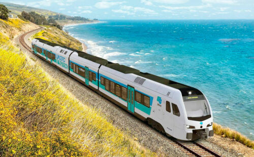 tren de hidrógeno, Stadler, Suiza, Cerdeña, ARST, Hidrógeno verde, Movilidad sostenible, Ferrocarriles, Innovación ferroviaria, Transporte ferroviario, Italia, Primer tren de hidrógeno de vía estrecha, Tren de hidrógeno de Stadler, Hidrógeno verde en ferrocarriles, Cómo funciona un tren de hidrógeno, Trenes sin emisiones, Ferrocarriles sostenibles en Europa, Tecnología ferroviaria suiza, Innovación ferroviaria en Suiza
