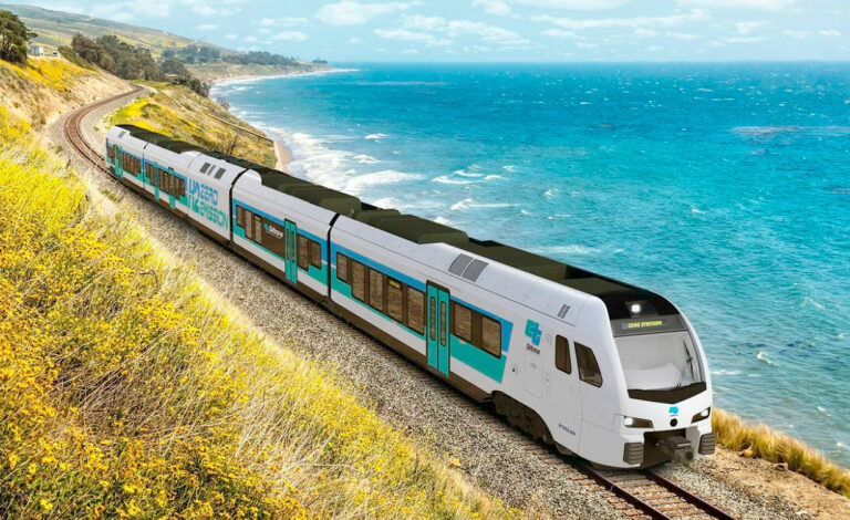 tren de hidrógeno, Stadler, Suiza, Cerdeña, ARST, Hidrógeno verde, Movilidad sostenible, Ferrocarriles, Innovación ferroviaria, Transporte ferroviario, Italia, Primer tren de hidrógeno de vía estrecha, Tren de hidrógeno de Stadler, Hidrógeno verde en ferrocarriles, Cómo funciona un tren de hidrógeno, Trenes sin emisiones, Ferrocarriles sostenibles en Europa, Tecnología ferroviaria suiza, Innovación ferroviaria en Suiza