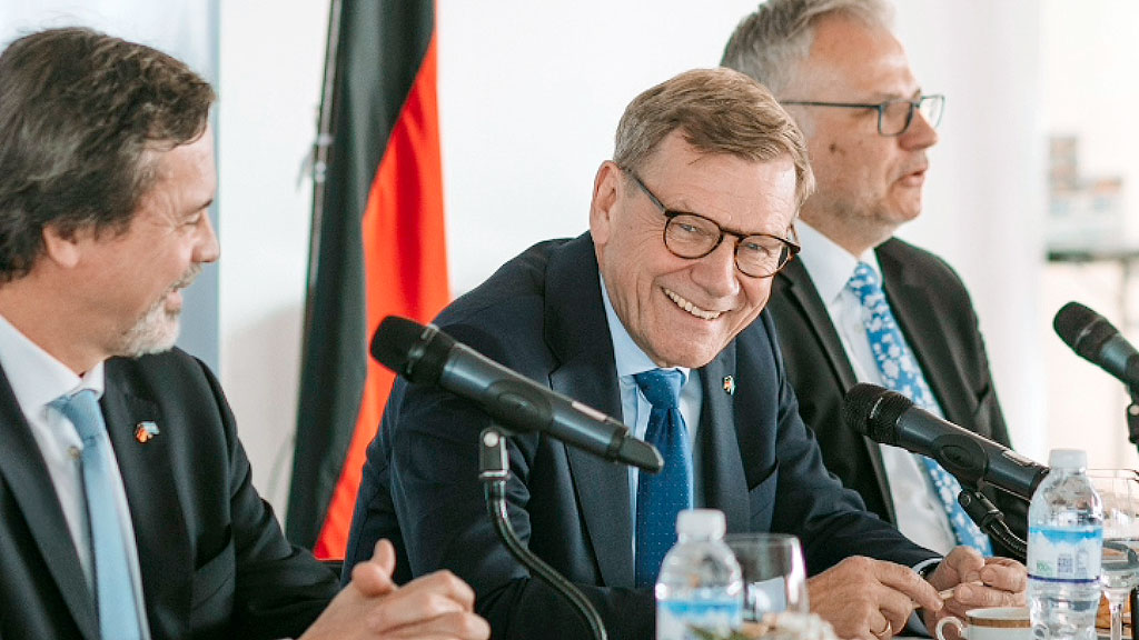 AHK Argentina, Johann Wadephul, Cooperación económica, Cámara Argentino-Alemana, Alemania, Argentina, Relaciones bilaterales, Empresas alemanas, Inversiones, Comercio bilateral, Eduardo Gorchs, Aleksandar Medjedovic, Comunidad alemana, Johann Wadephul visitó la AHK Argentina, AHK Argentina recibió al ministro alemán, Empresas alemanas invierten en Argentina, Cooperación económica entre Alemania y Argentina, Cámara Argentino-Alemana inversiones, Relaciones comerciales Alemania Argentina