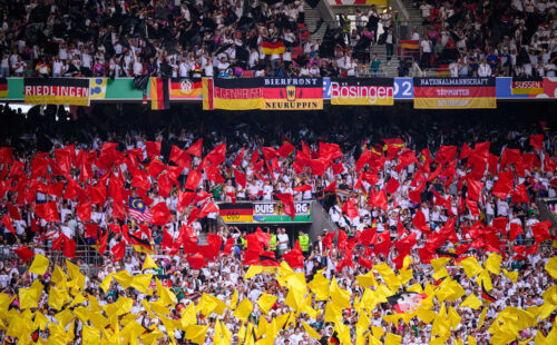 02-hinchas-alemania-de-pie-1200x675