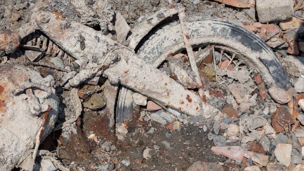 02_motocicleta_parcialmente_enterrada