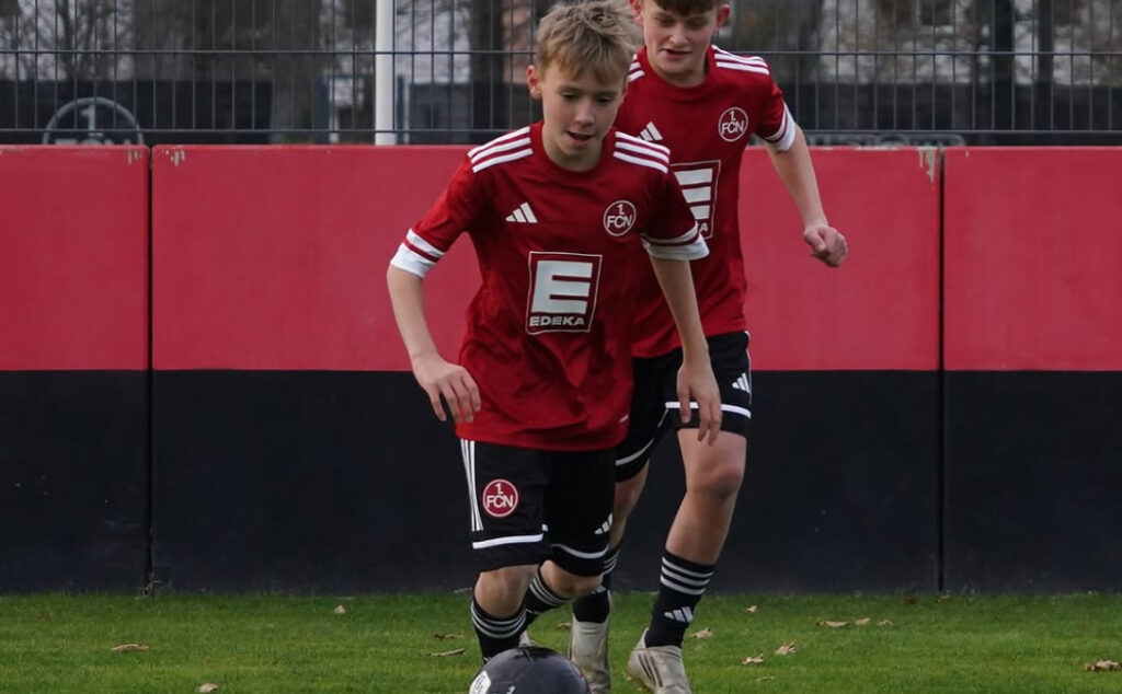 1. FC Nürnberg, Bundesliga, fútbol alemán, Javier Pinola, cantera del 1. FC Nürnberg, juveniles del Nürnberg, fútbol alemán, Miroslav Klose, Club-Weg, academia del Nürnberg, La Masía alemana, Dieter Frey, Max-Morlock-Stadion, jóvenes talentos alemanes y Javier Pinola Nürnberg.