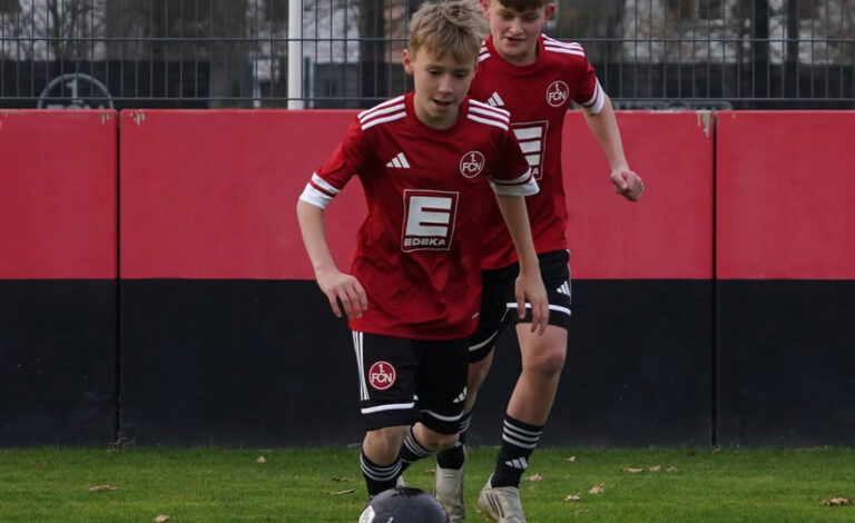 1. FC Nürnberg, Bundesliga, fútbol alemán, Javier Pinola, cantera del 1. FC Nürnberg, juveniles del Nürnberg, fútbol alemán, Miroslav Klose, Club-Weg, academia del Nürnberg, La Masía alemana, Dieter Frey, Max-Morlock-Stadion, jóvenes talentos alemanes y Javier Pinola Nürnberg.