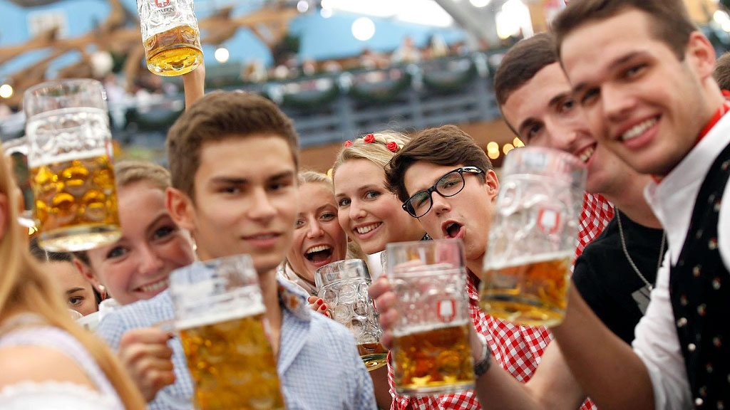 Alemania, jóvenes, demografía, envejecimiento en Alemania, jóvenes Alemania 2025, Alemania 10% jóvenes, falta de jóvenes en Alemania, crisis demográfica Alemania, baby boomers Alemania, jubilaciones Alemania, mercado laboral alemán, escasez de trabajadores Alemania, formación profesional Alemania, inmigración Alemania, jóvenes inmigrantes Alemania, población Alemania, Alemania Oriental jóvenes, futuro demográfico Alemania.