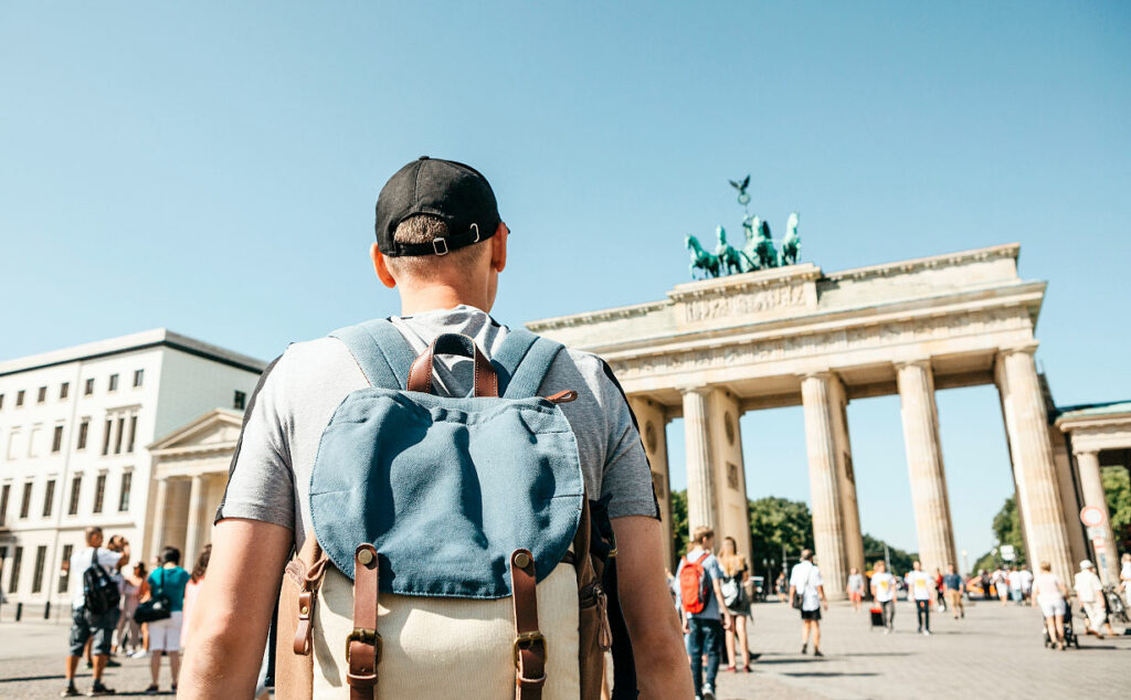 Alemania, jóvenes, demografía, envejecimiento en Alemania, jóvenes Alemania 2025, Alemania 10% jóvenes, falta de jóvenes en Alemania, crisis demográfica Alemania, baby boomers Alemania, jubilaciones Alemania, mercado laboral alemán, escasez de trabajadores Alemania, formación profesional Alemania, inmigración Alemania, jóvenes inmigrantes Alemania, población Alemania, Alemania Oriental jóvenes, futuro demográfico Alemania.