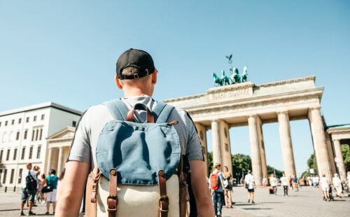 Alemania, jóvenes, demografía, envejecimiento en Alemania, jóvenes Alemania 2025, Alemania 10% jóvenes, falta de jóvenes en Alemania, crisis demográfica Alemania, baby boomers Alemania, jubilaciones Alemania, mercado laboral alemán, escasez de trabajadores Alemania, formación profesional Alemania, inmigración Alemania, jóvenes inmigrantes Alemania, población Alemania, Alemania Oriental jóvenes, futuro demográfico Alemania.