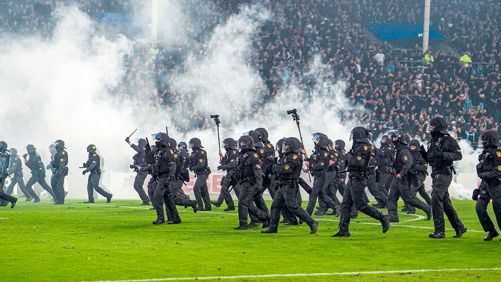 DFB-Pokal, Waldhof Mannheim, 1. FC Kaiserslautern, Copa de Alemania, violencia en el fútbol alemán, incidentes Waldhof Kaiserslautern, derbi Waldhof Kaiserslautern, hinchas Kaiserslautern, hinchas Waldhof Mannheim, Carl-Benz-Stadion, pirotecnia fútbol Alemania, fútbol alemán, incidentes Waldhof Mannheim Kaiserslautern, violencia Waldhof Mannheim Kaiserslautern